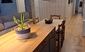 Cerca de todo y un salón cocina que reune